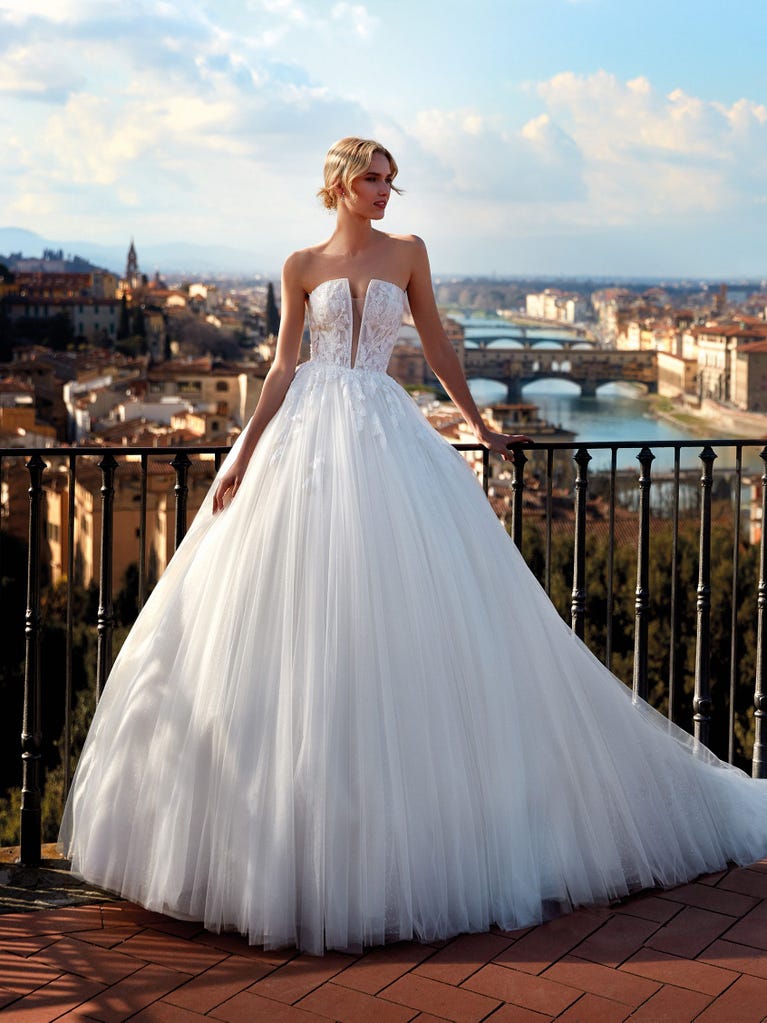 Charming mermaid dress in tulle and chantilly lace. The soft, tulle voile sleeves float like wings!