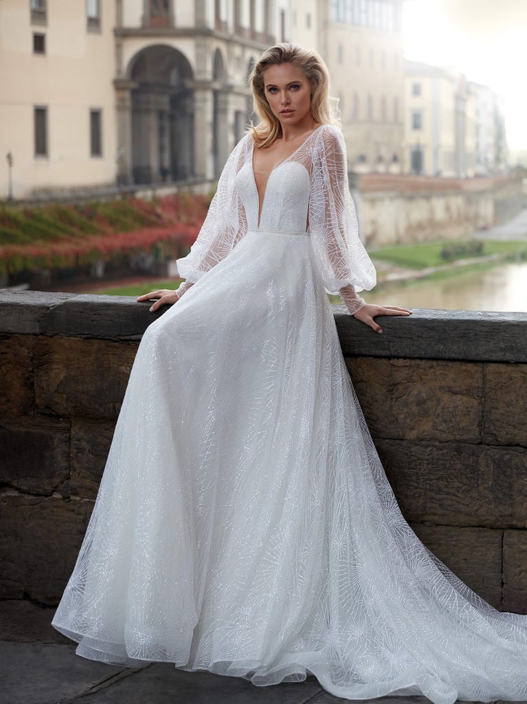 Sofisticado vestido en mikado con la sobrefalda más fabulosa en voile de tul y encaje macro. ¡La magia de la elegancia!