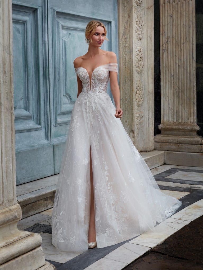 Sofisticado vestido en mikado con la sobrefalda más fabulosa en voile de tul y encaje macro. ¡La magia de la elegancia!