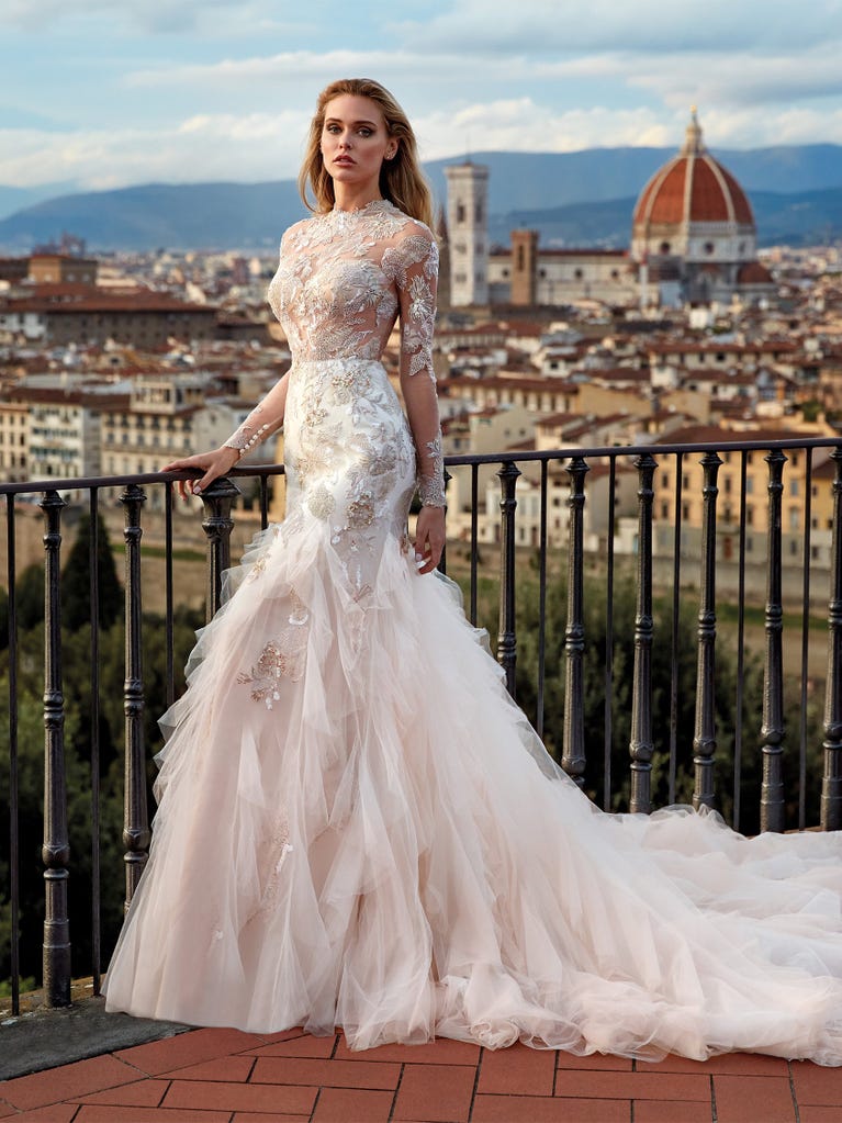 Princess wedding dress in carmine red tulle. The tulle ruffles create a light volume on the skirt and the sleeveless bodice, while the high waistline enhances the waist.