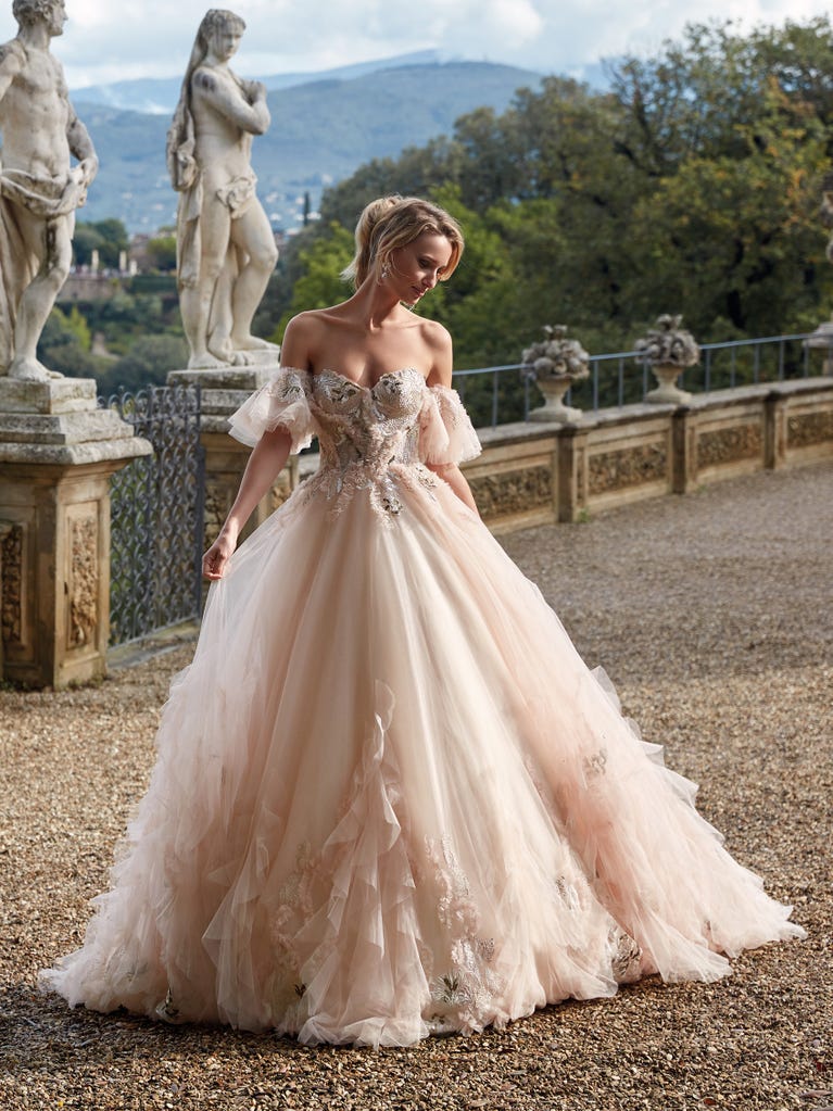 Tulle wedding dress with sleeveless bodice and sweetheart neckline. The embroidered lace creates a fabulous 3D effect, and the removable sleeves will look perfect during the ceremony.