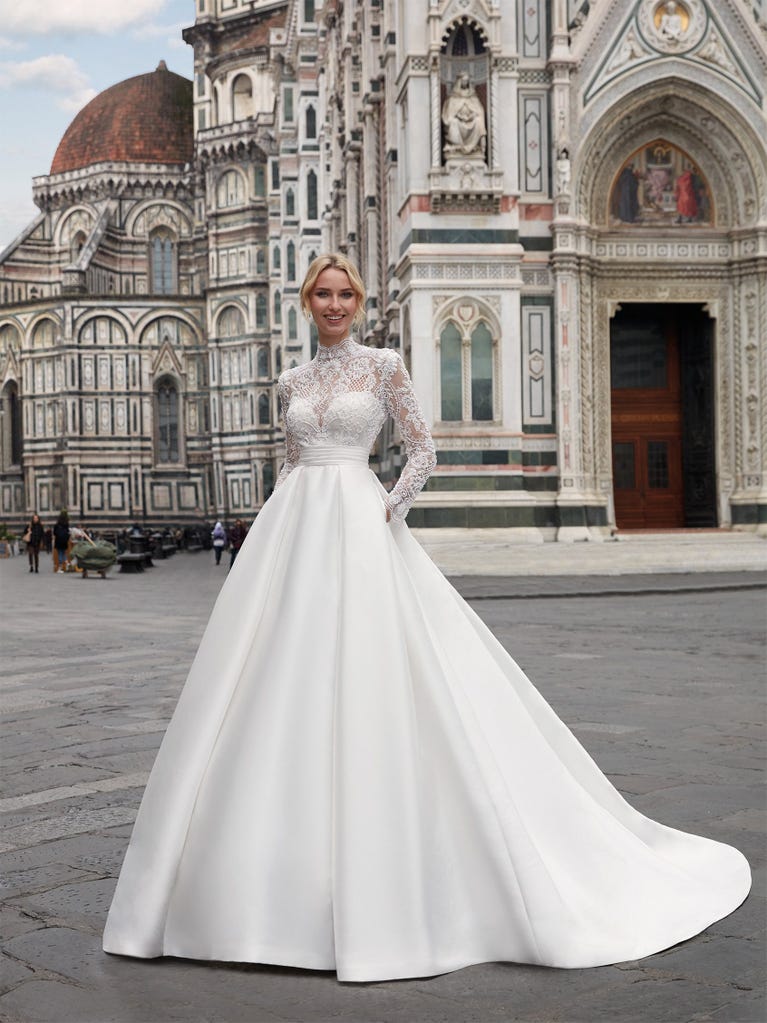 Charming mermaid dress in tulle and chantilly lace. The soft, tulle voile sleeves float like wings!