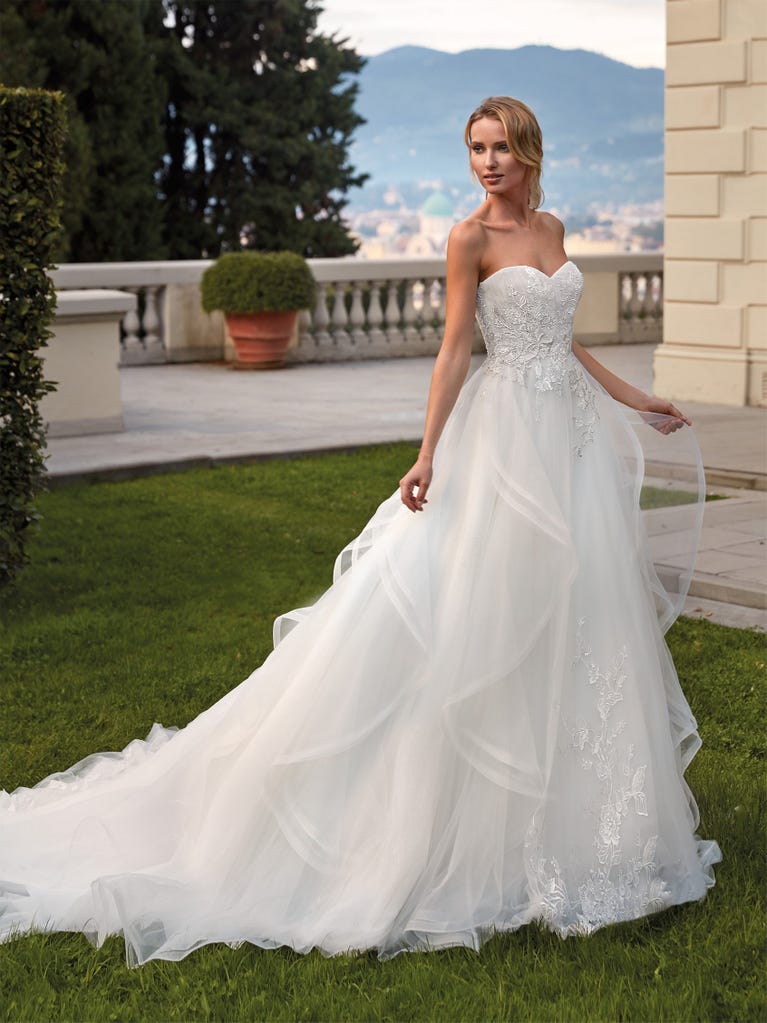 Sofisticado vestido en mikado con la sobrefalda más fabulosa en voile de tul y encaje macro. ¡La magia de la elegancia!
