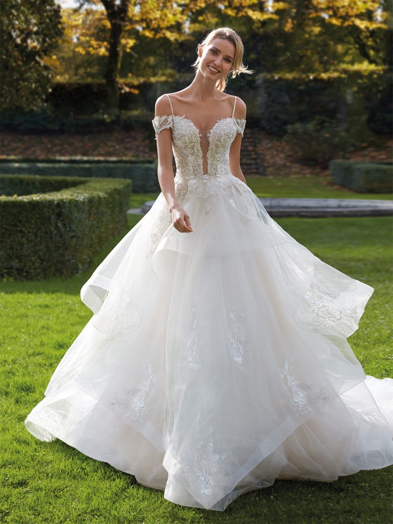 Sofisticado vestido en mikado con la sobrefalda más fabulosa en voile de tul y encaje macro. ¡La magia de la elegancia!