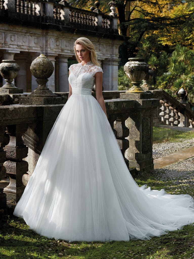 Tulle wedding dress with sleeveless bodice and sweetheart neckline. The embroidered lace creates a fabulous 3D effect, and the removable sleeves will look perfect during the ceremony.