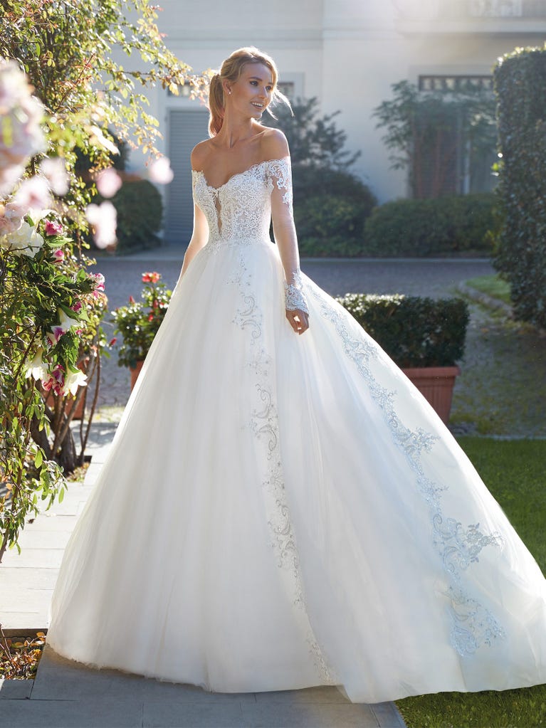 Tulle wedding dress with sleeveless bodice and sweetheart neckline. The embroidered lace creates a fabulous 3D effect, and the removable sleeves will look perfect during the ceremony.