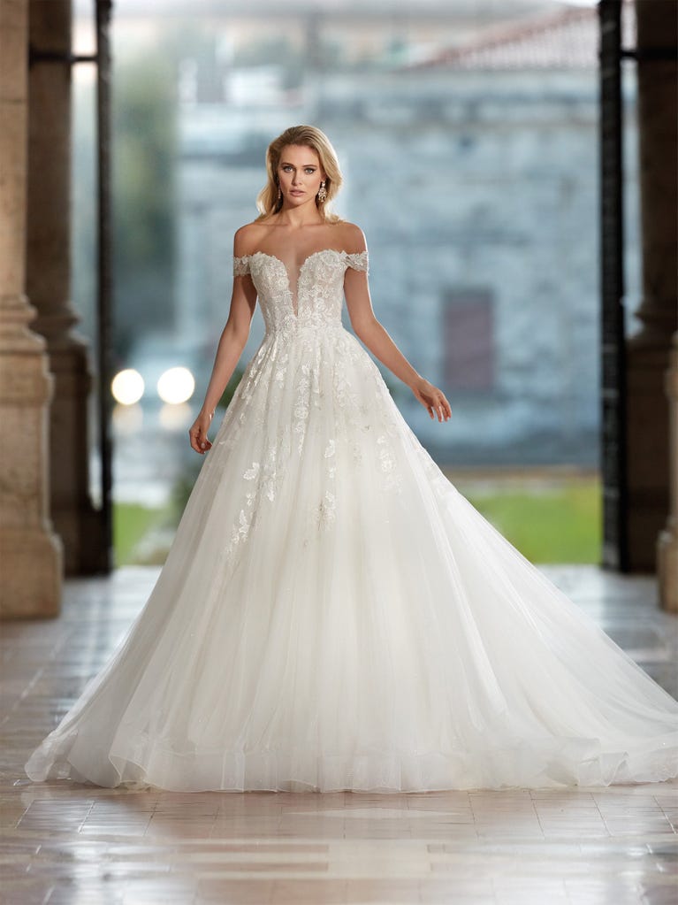 Tulle wedding dress with sleeveless bodice and sweetheart neckline. The embroidered lace creates a fabulous 3D effect, and the removable sleeves will look perfect during the ceremony.