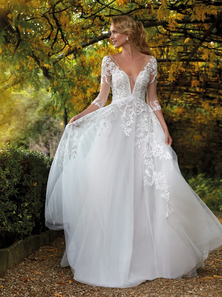 Sofisticado vestido en mikado con la sobrefalda más fabulosa en voile de tul y encaje macro. ¡La magia de la elegancia!