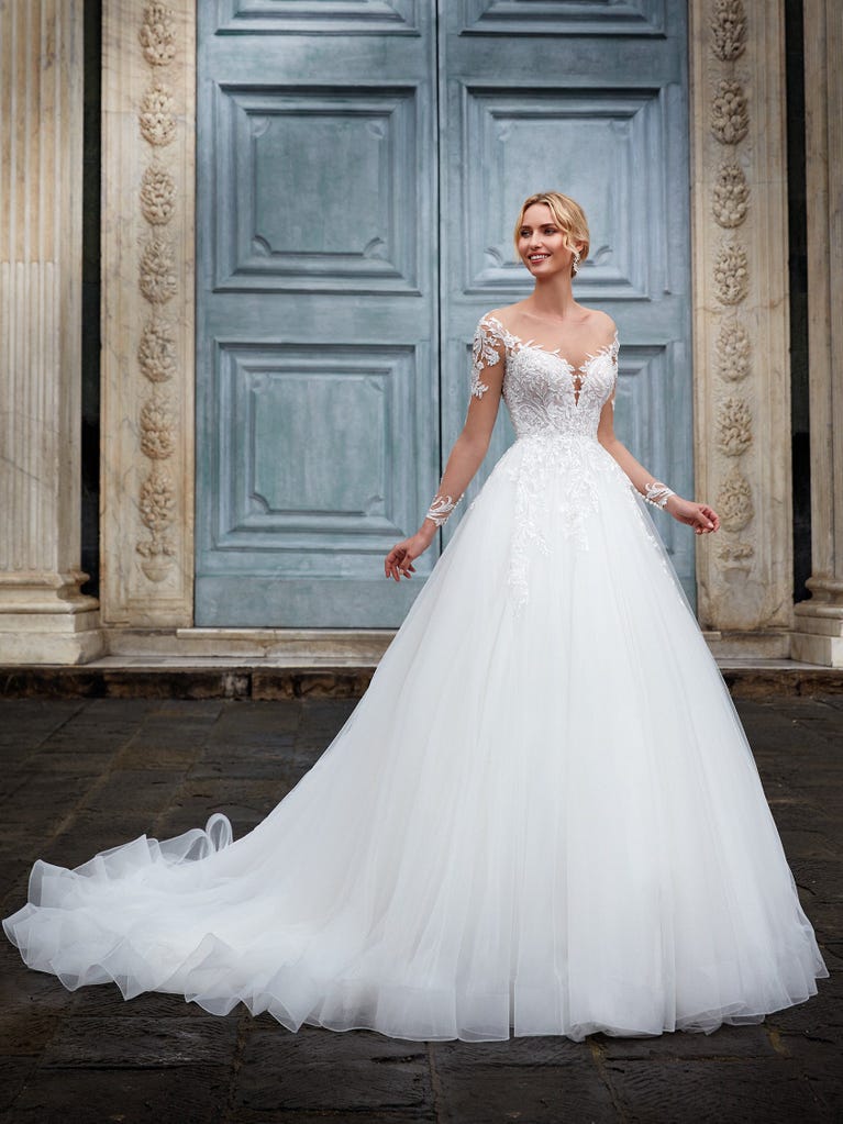 Tulle wedding dress with sleeveless bodice and sweetheart neckline. The embroidered lace creates a fabulous 3D effect, and the removable sleeves will look perfect during the ceremony.