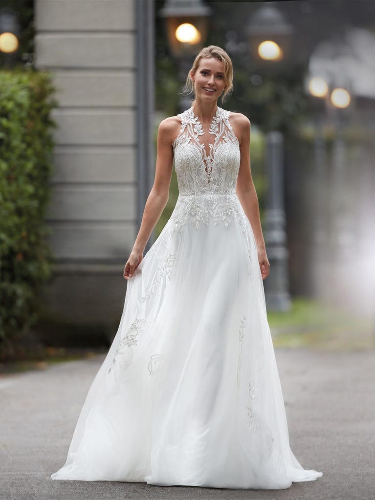 Sofisticado vestido en mikado con la sobrefalda más fabulosa en voile de tul y encaje macro. ¡La magia de la elegancia!