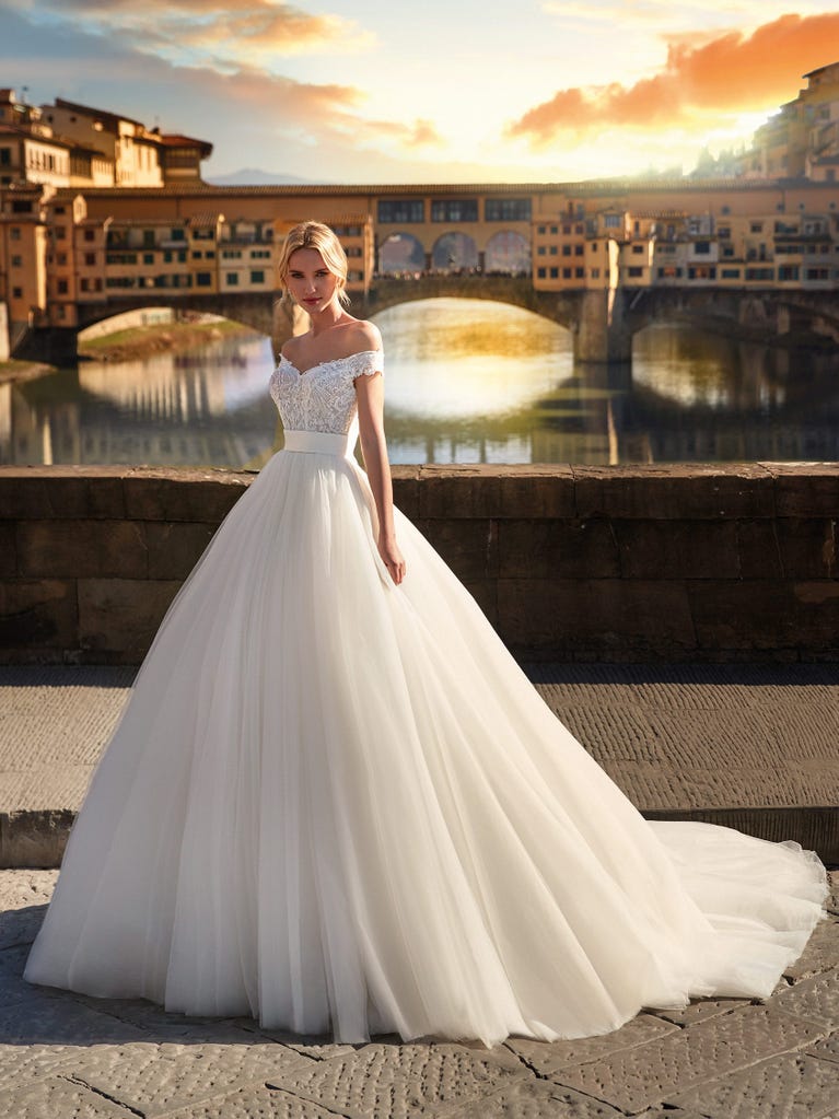Tulle wedding dress with sleeveless bodice and sweetheart neckline. The embroidered lace creates a fabulous 3D effect, and the removable sleeves will look perfect during the ceremony.