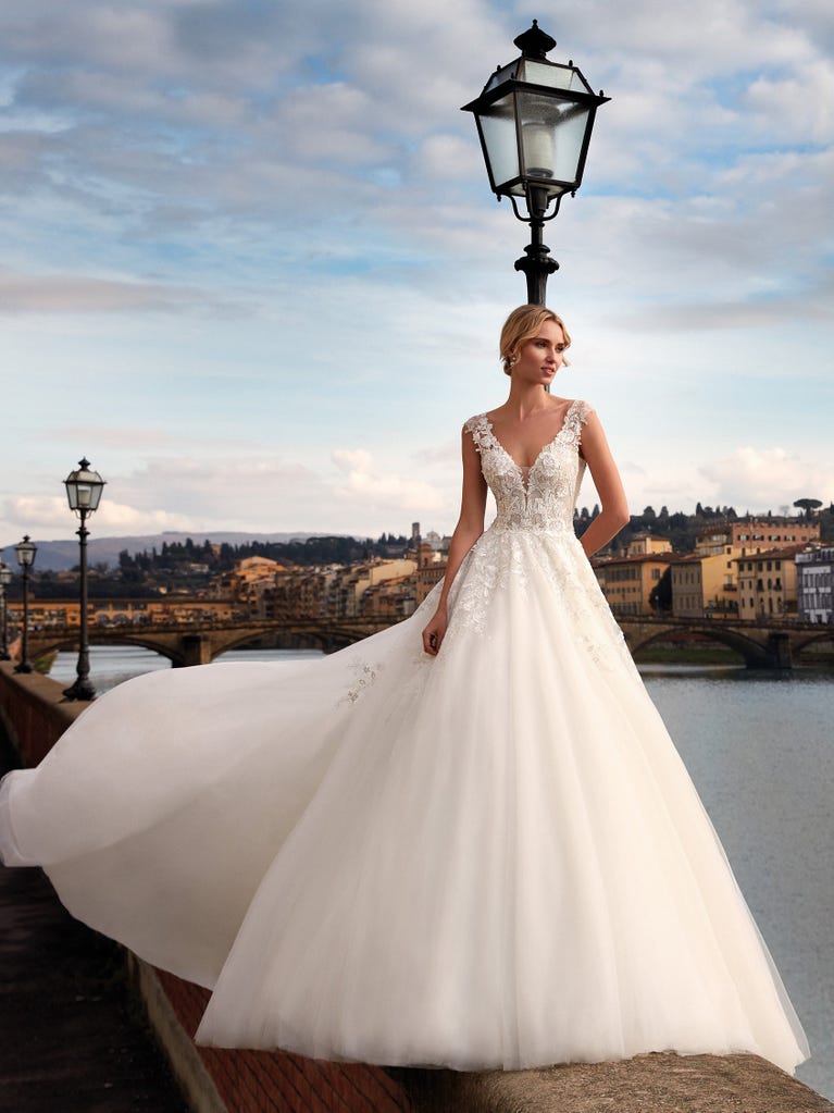 Tulle wedding dress with sleeveless bodice and sweetheart neckline. The embroidered lace creates a fabulous 3D effect, and the removable sleeves will look perfect during the ceremony.