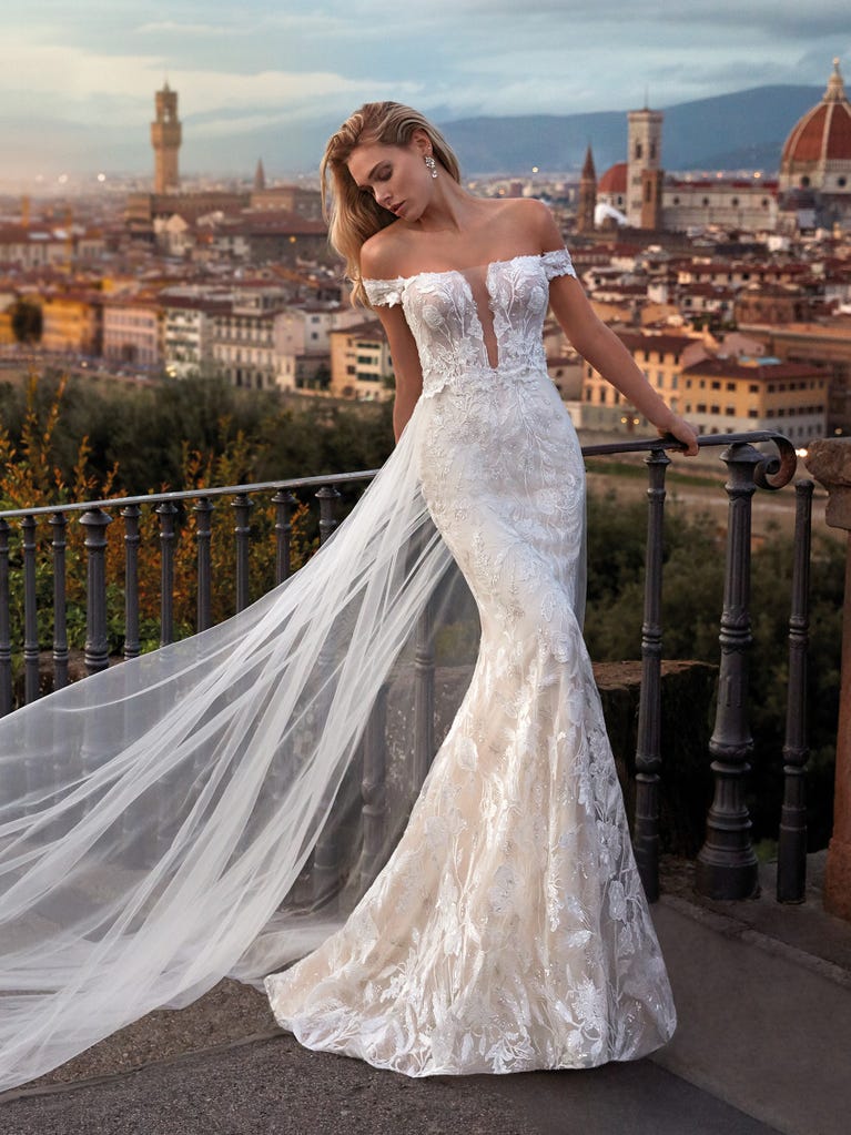 Princess wedding dress in carmine red tulle. The tulle ruffles create a light volume on the skirt and the sleeveless bodice, while the high waistline enhances the waist.