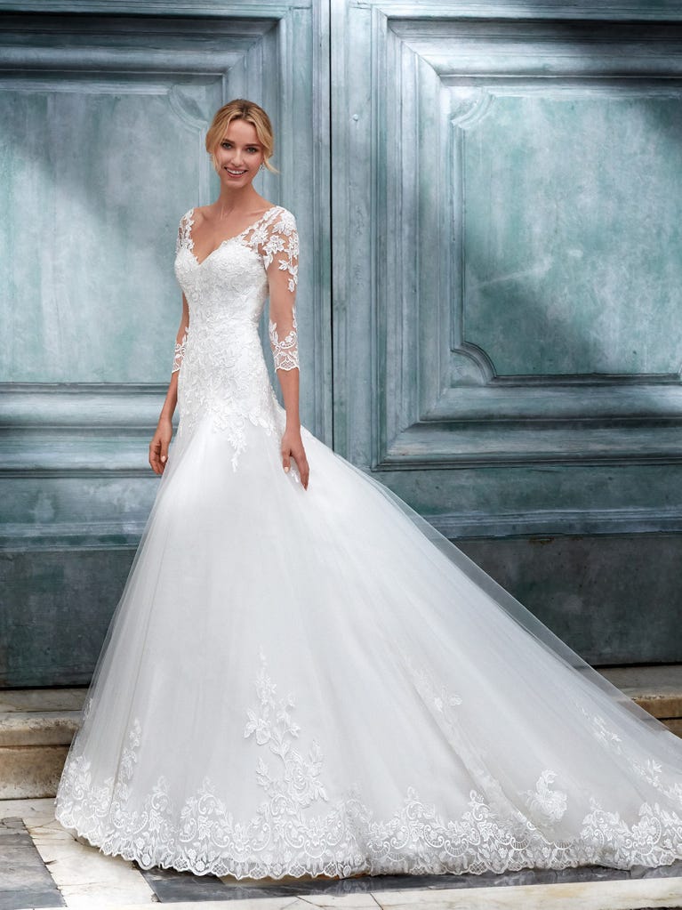 Tulle wedding dress with sleeveless bodice and sweetheart neckline. The embroidered lace creates a fabulous 3D effect, and the removable sleeves will look perfect during the ceremony.