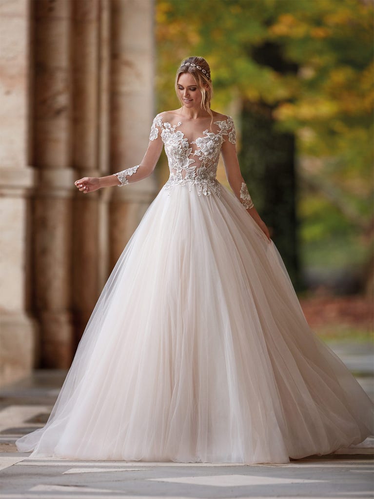Sofisticado vestido en mikado con la sobrefalda más fabulosa en voile de tul y encaje macro. ¡La magia de la elegancia!