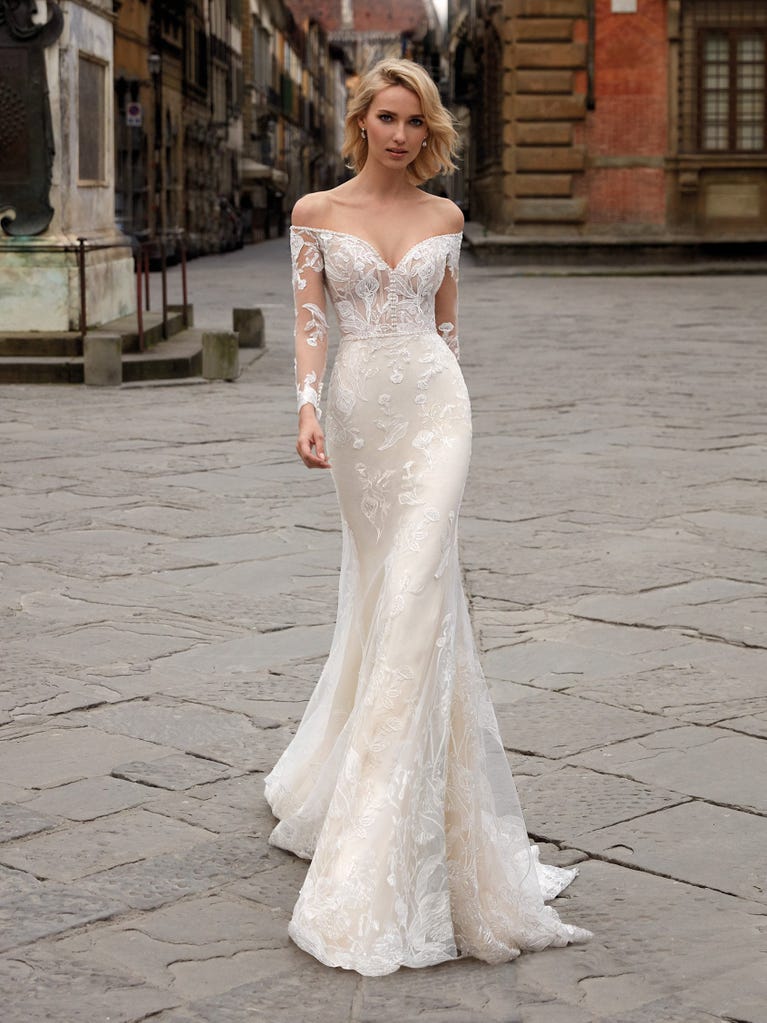 Charming mermaid dress in tulle and chantilly lace. The soft, tulle voile sleeves float like wings!