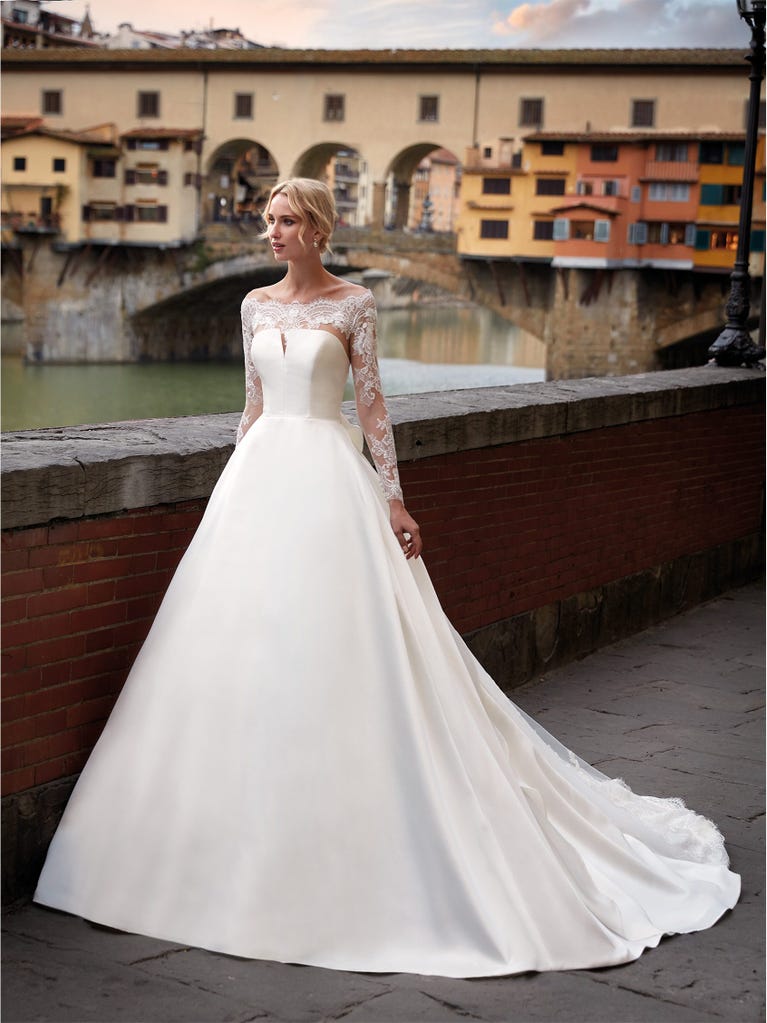 Sofisticado vestido en mikado con la sobrefalda más fabulosa en voile de tul y encaje macro. ¡La magia de la elegancia!