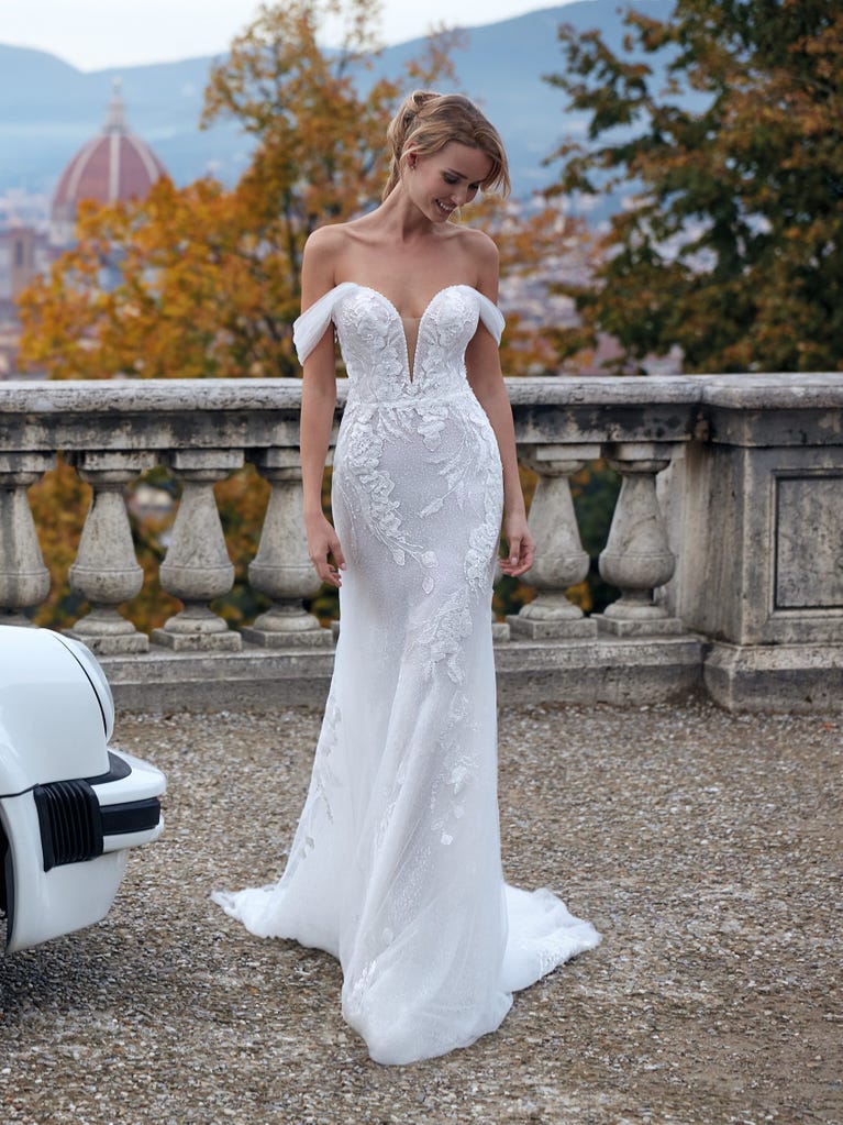 Tulle wedding dress with sleeveless bodice and sweetheart neckline. The embroidered lace creates a fabulous 3D effect, and the removable sleeves will look perfect during the ceremony.