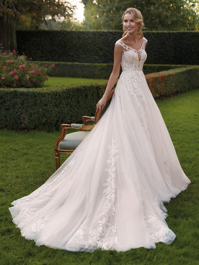 Princess wedding dress in carmine red tulle. The tulle ruffles create a light volume on the skirt and the sleeveless bodice, while the high waistline enhances the waist.