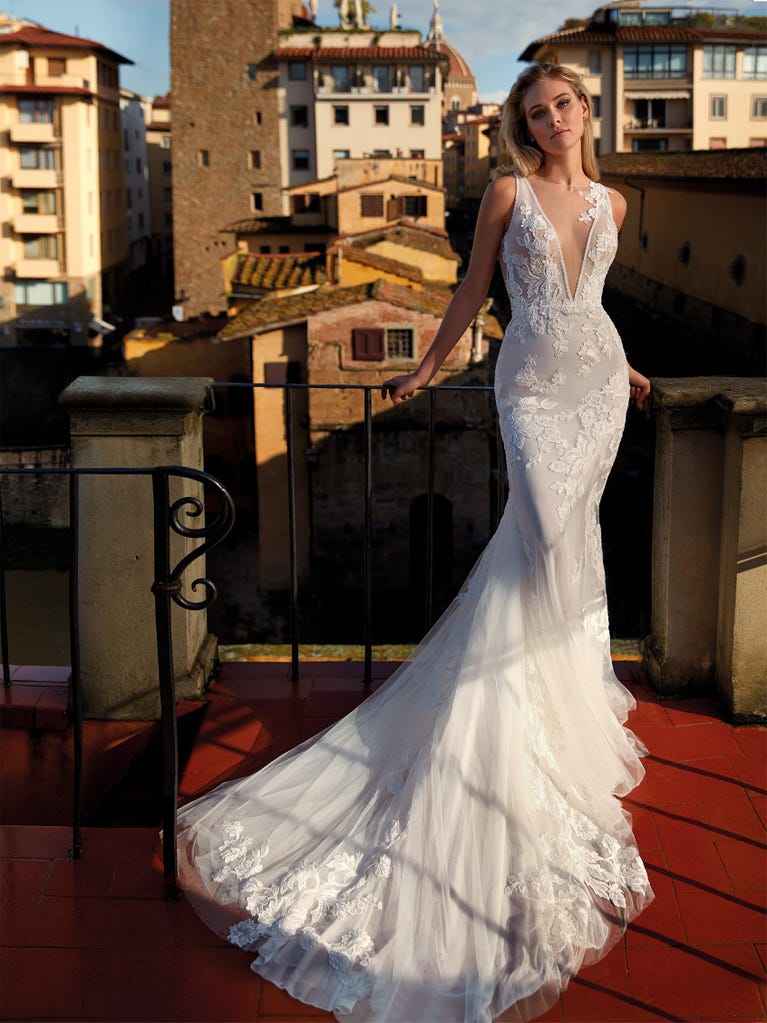 Princess wedding dress in carmine red tulle. The tulle ruffles create a light volume on the skirt and the sleeveless bodice, while the high waistline enhances the waist.