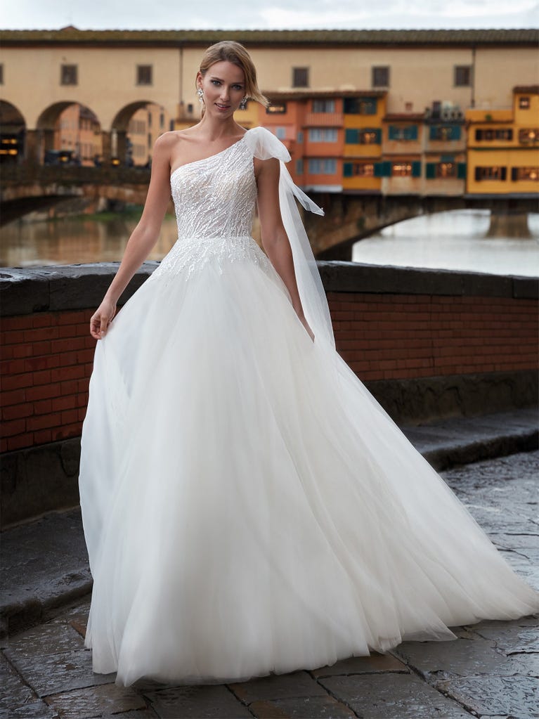 Tulle wedding dress with sleeveless bodice and sweetheart neckline. The embroidered lace creates a fabulous 3D effect, and the removable sleeves will look perfect during the ceremony.