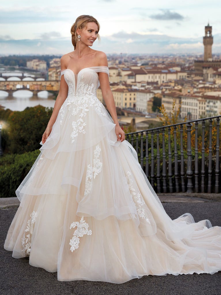 Sofisticado vestido en mikado con la sobrefalda más fabulosa en voile de tul y encaje macro. ¡La magia de la elegancia!