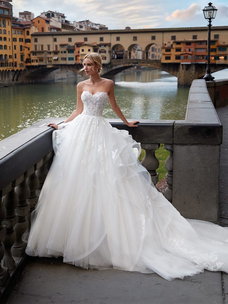 Sofisticado vestido en mikado con la sobrefalda más fabulosa en voile de tul y encaje macro. ¡La magia de la elegancia!