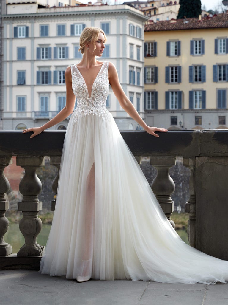 Sofisticado vestido en mikado con la sobrefalda más fabulosa en voile de tul y encaje macro. ¡La magia de la elegancia!