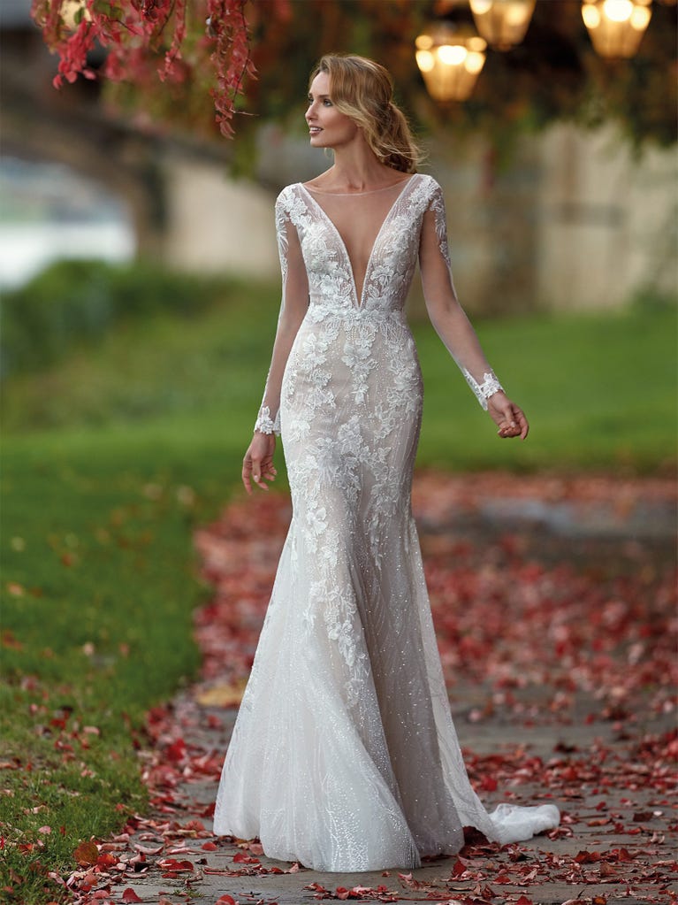 Tulle wedding dress with sleeveless bodice and sweetheart neckline. The embroidered lace creates a fabulous 3D effect, and the removable sleeves will look perfect during the ceremony.