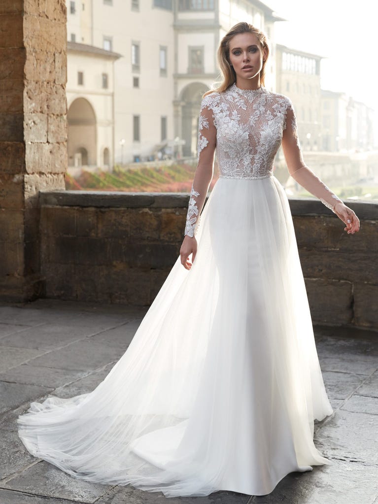 Princess wedding dress in carmine red tulle. The tulle ruffles create a light volume on the skirt and the sleeveless bodice, while the high waistline enhances the waist.
