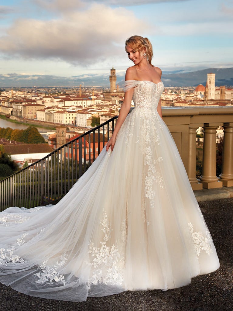 Princess wedding dress in carmine red tulle. The tulle ruffles create a light volume on the skirt and the sleeveless bodice, while the high waistline enhances the waist.