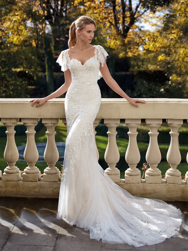Tulle wedding dress with sleeveless bodice and sweetheart neckline. The embroidered lace creates a fabulous 3D effect, and the removable sleeves will look perfect during the ceremony.