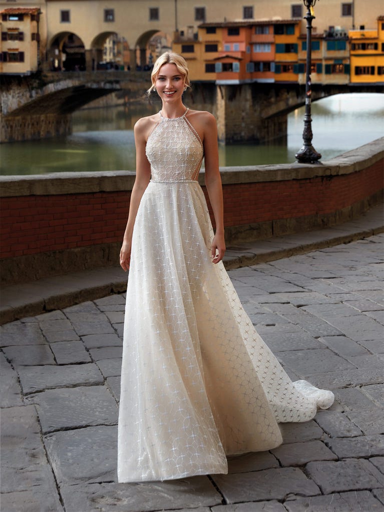 Sofisticado vestido en mikado con la sobrefalda más fabulosa en voile de tul y encaje macro. ¡La magia de la elegancia!