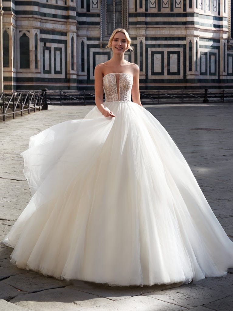 Sofisticado vestido en mikado con la sobrefalda más fabulosa en voile de tul y encaje macro. ¡La magia de la elegancia!
