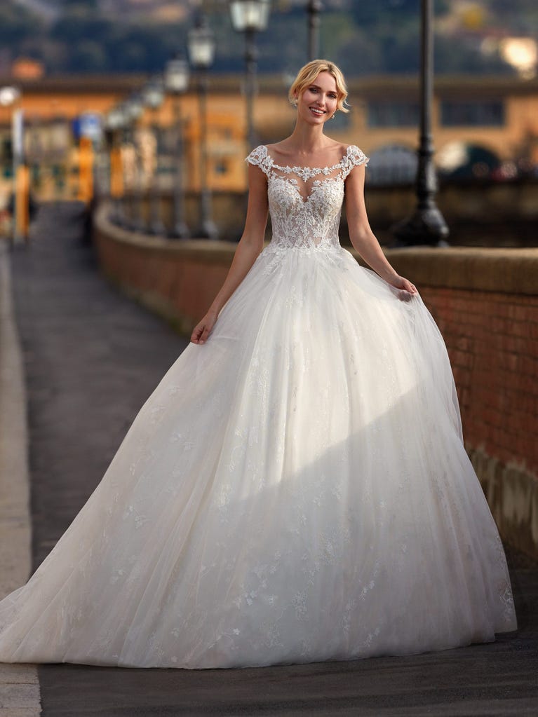 Charming mermaid dress in tulle and chantilly lace. The soft, tulle voile sleeves float like wings!