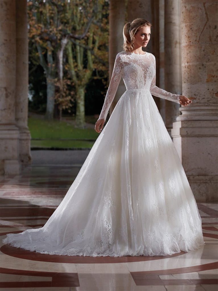Tulle wedding dress with sleeveless bodice and sweetheart neckline. The embroidered lace creates a fabulous 3D effect, and the removable sleeves will look perfect during the ceremony.