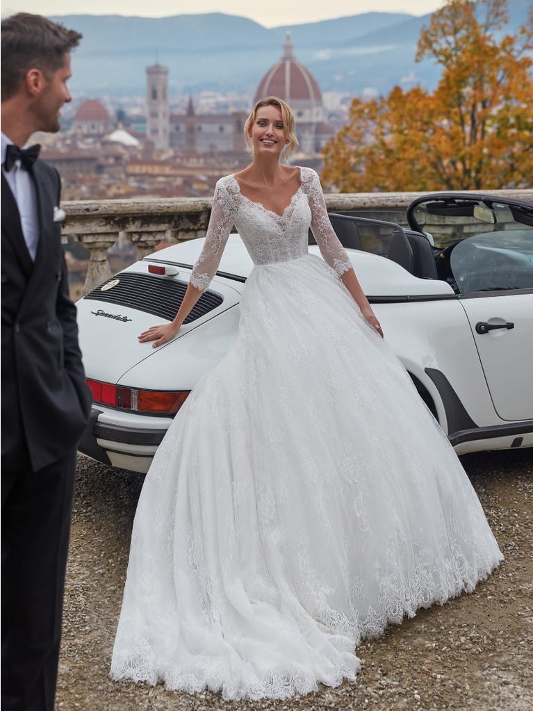 Tulle wedding dress with sleeveless bodice and sweetheart neckline. The embroidered lace creates a fabulous 3D effect, and the removable sleeves will look perfect during the ceremony.