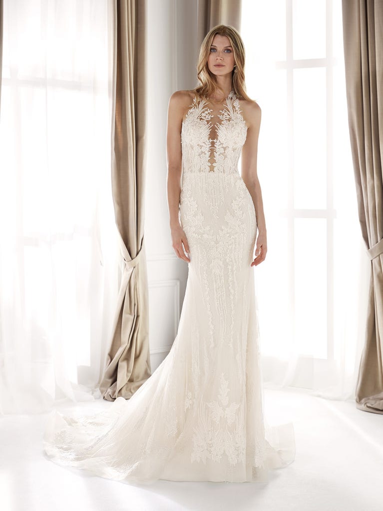 Charming mermaid dress in tulle and chantilly lace. The soft, tulle voile sleeves float like wings!