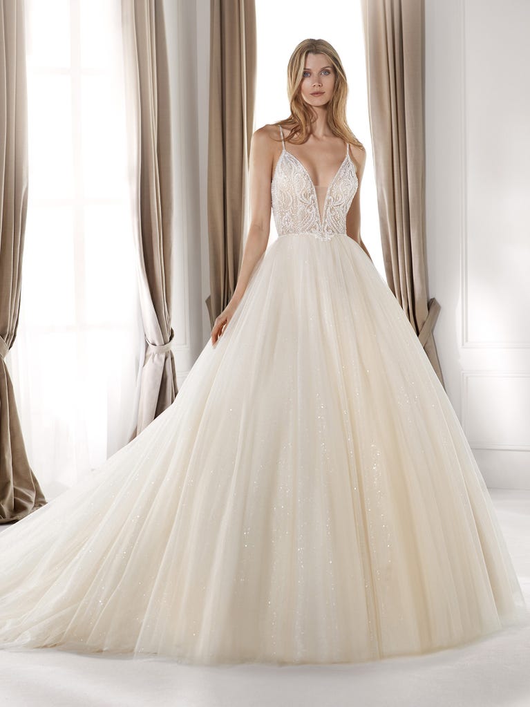 Charming mermaid dress in tulle and chantilly lace. The soft, tulle voile sleeves float like wings!