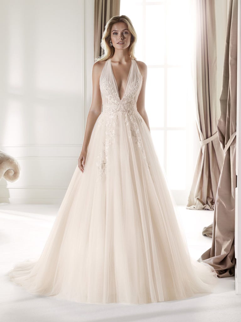 Charming mermaid dress in tulle and chantilly lace. The soft, tulle voile sleeves float like wings!