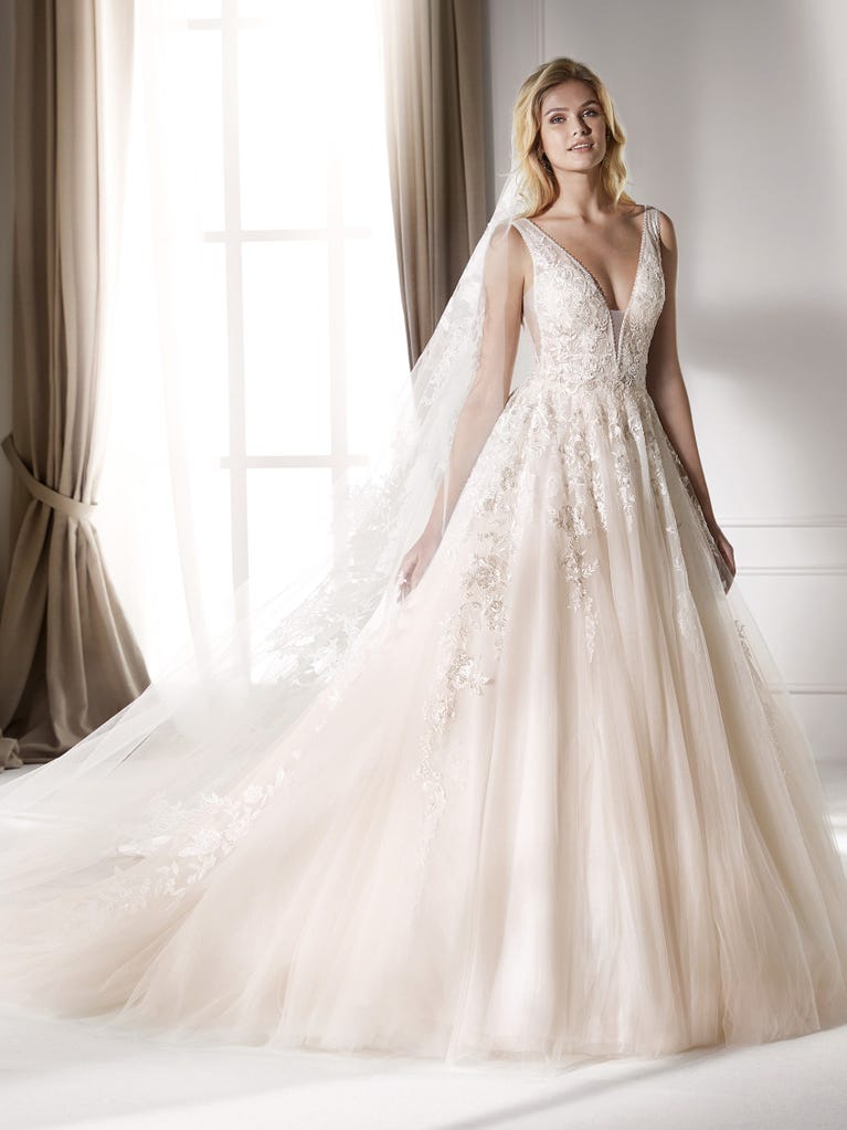 Charming mermaid dress in tulle and chantilly lace. The soft, tulle voile sleeves float like wings!