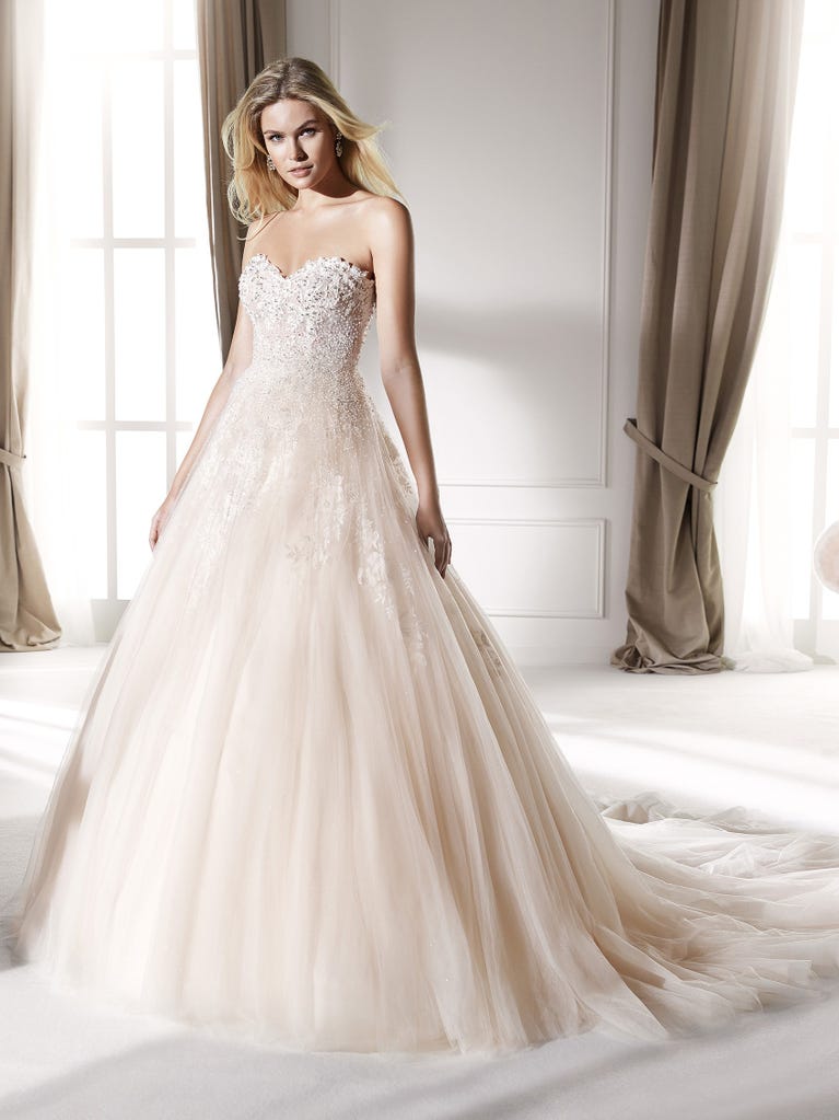 Charming mermaid dress in tulle and chantilly lace. The soft, tulle voile sleeves float like wings!