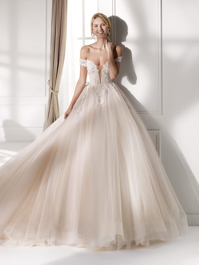 Charming mermaid dress in tulle and chantilly lace. The soft, tulle voile sleeves float like wings!