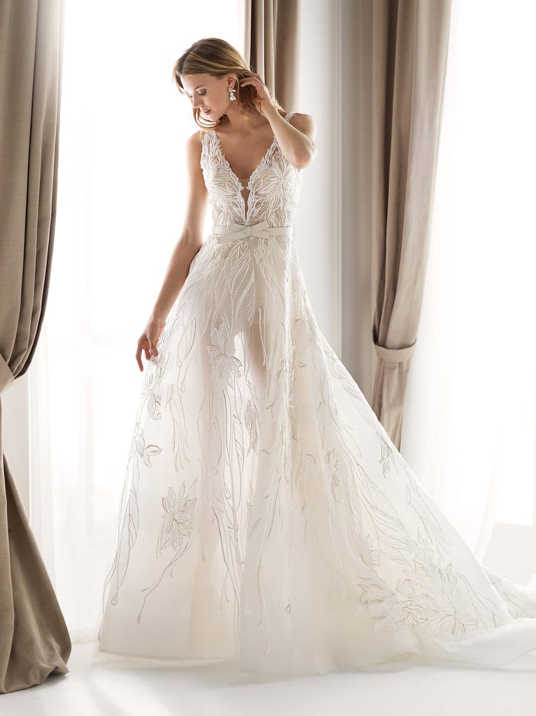 Charming mermaid dress in tulle and chantilly lace. The soft, tulle voile sleeves float like wings!