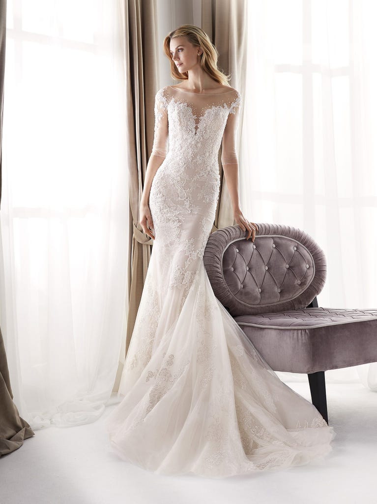 Charming mermaid dress in tulle and chantilly lace. The soft, tulle voile sleeves float like wings!