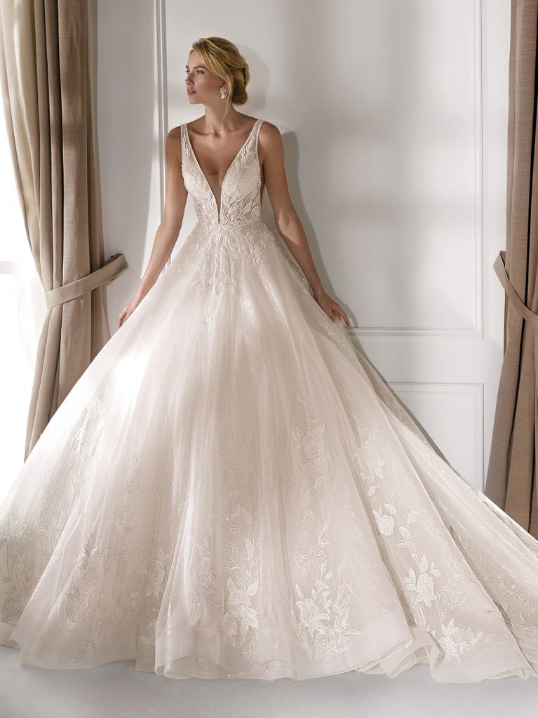 Charming mermaid dress in tulle and chantilly lace. The soft, tulle voile sleeves float like wings!