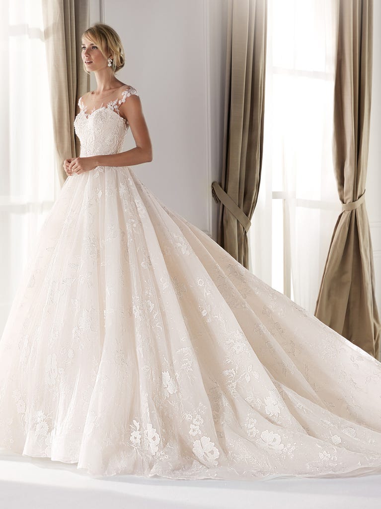 Charming mermaid dress in tulle and chantilly lace. The soft, tulle voile sleeves float like wings!