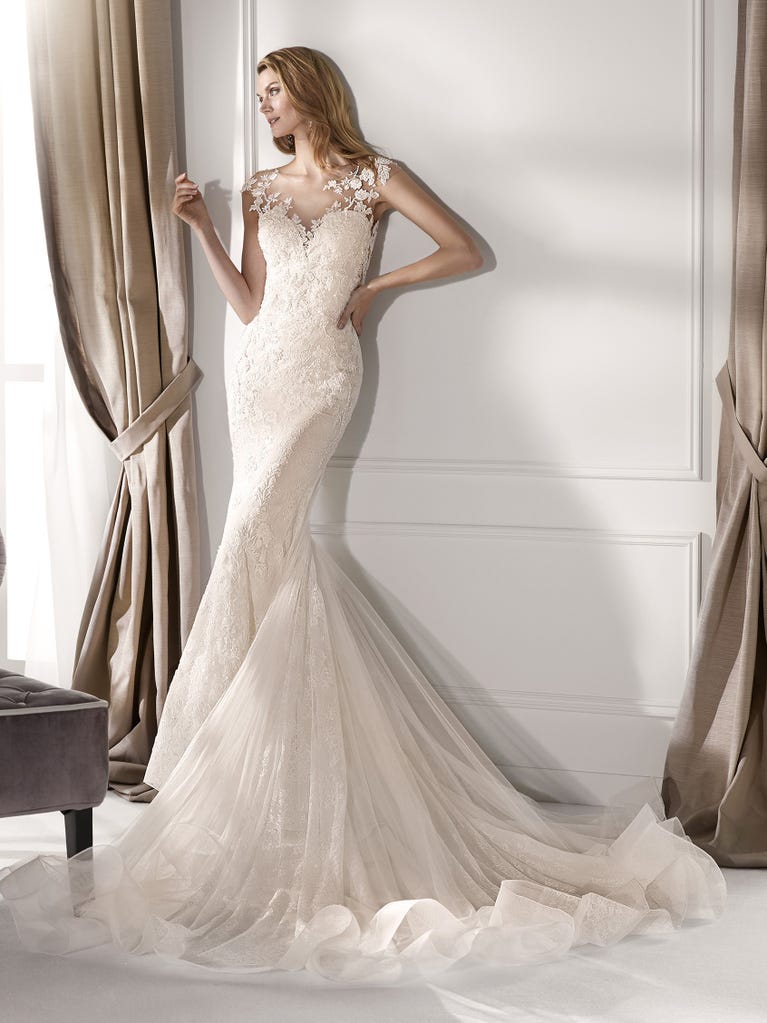 Charming mermaid dress in tulle and chantilly lace. The soft, tulle voile sleeves float like wings!