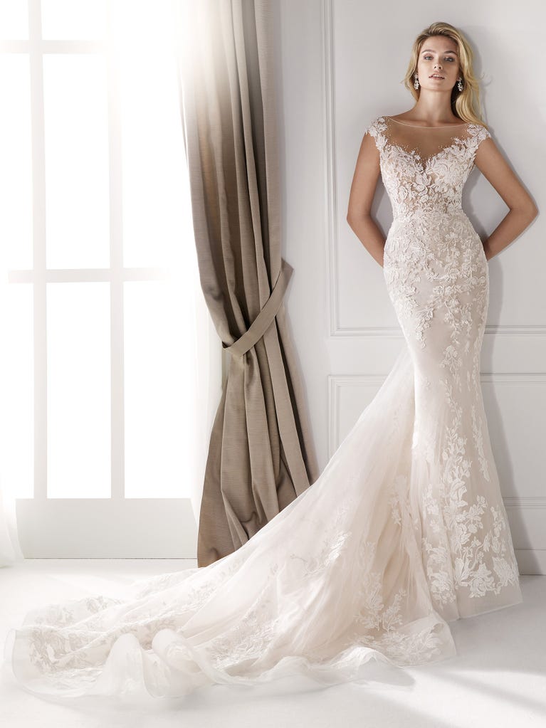 Charming mermaid dress in tulle and chantilly lace. The soft, tulle voile sleeves float like wings!