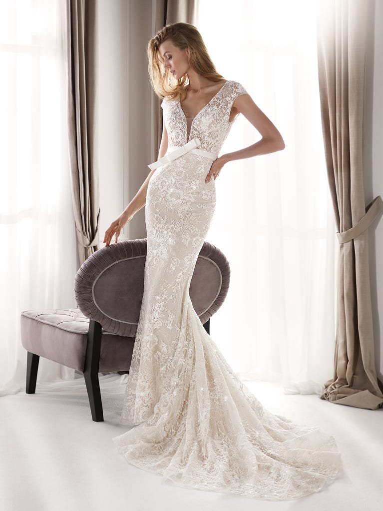 Charming mermaid dress in tulle and chantilly lace. The soft, tulle voile sleeves float like wings!